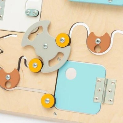 Tablero de actividades pequeño osito de madera - juguete infantil y puzle de pared Busykids