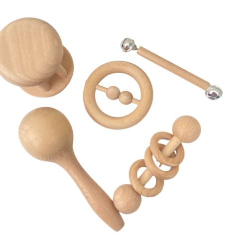 Kit sonajeros y juguetes de madera para bebés Labores Bella 2