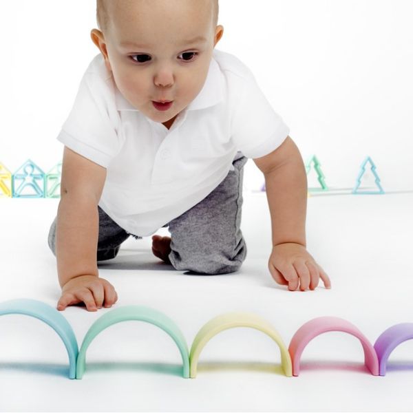 Bebé jugando con arco iris de silicona