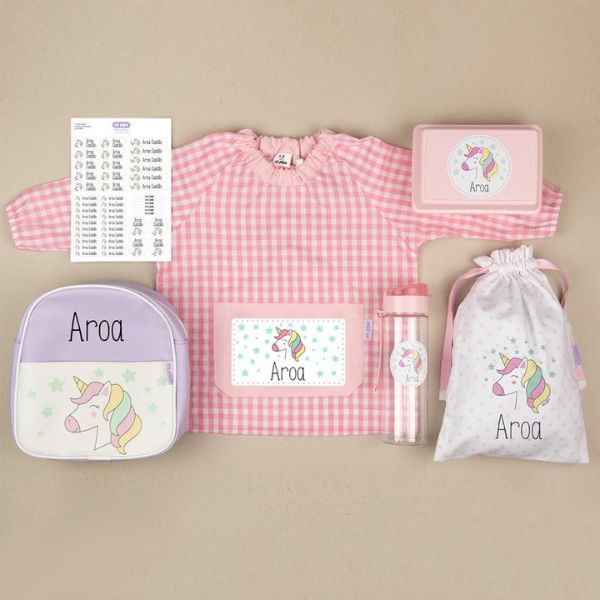 Una colección de regalos personalizados para una niña