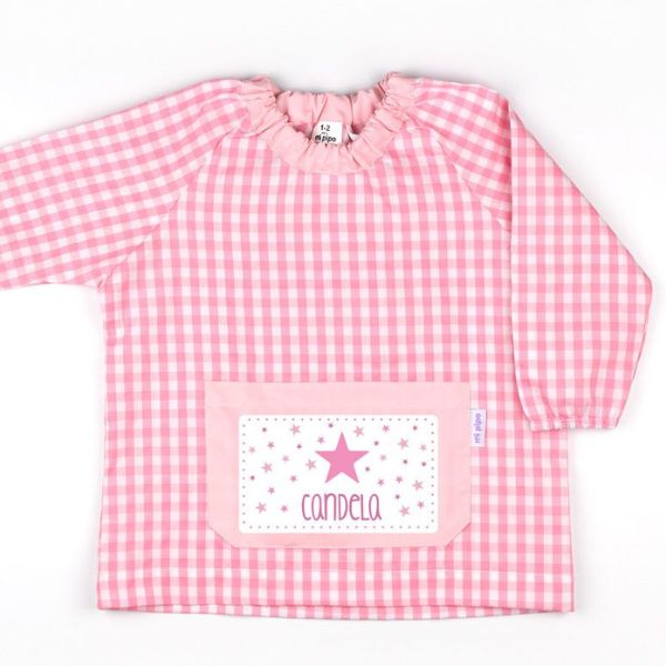 Una camiseta a cuadros rosada y blanca con una estrella rosada, 