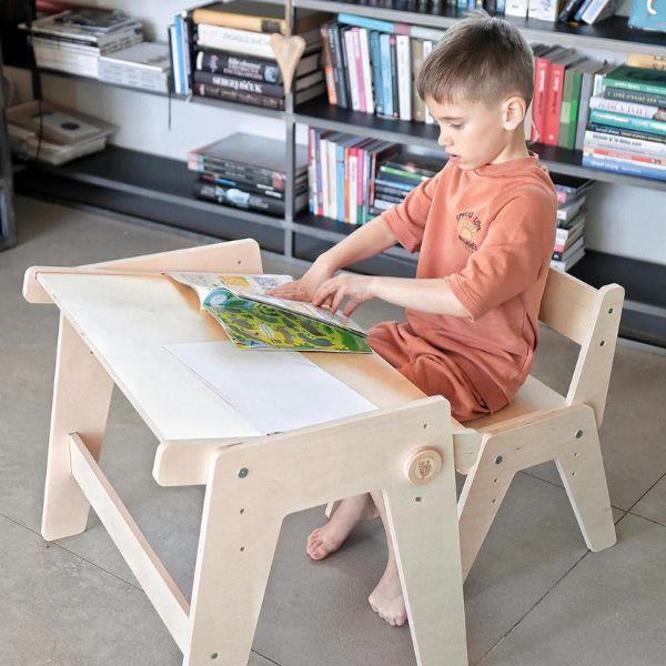 Niño leyendo en Silla y mesa de madera infantil