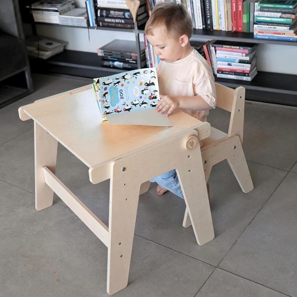 Niño sentado en Silla y mesa de madera infantil