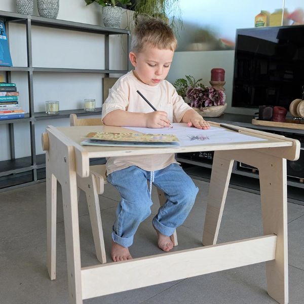 Escribiendo en Silla y mesa de madera infantil