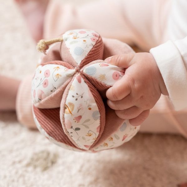 Pelota Montessori de agarre flores & mariposas hecha de telas de texturas - Little Dutch