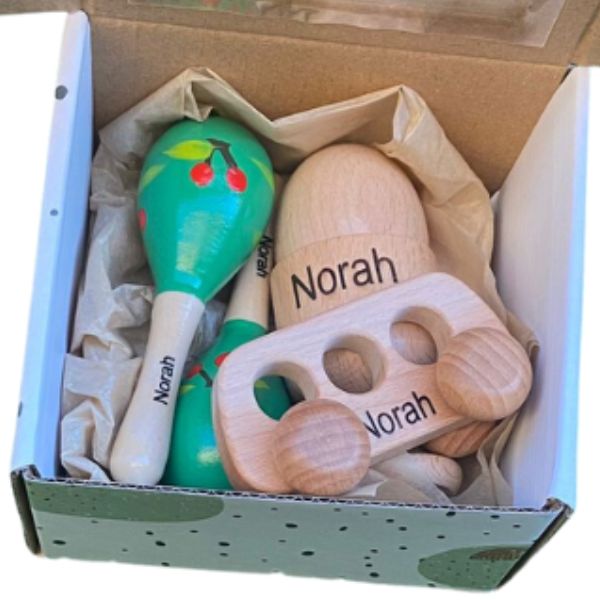 Caja infantil con regalos de madera
