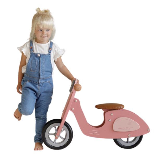 Niña con scooter infantil rosa
