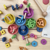 Un montón de juguetes que están en una mesa, un puzzle de rompecabezas de Puru, destacado en dribble, ensamblaje, hecho de goma, hecho de plástico, patrón repetitivo.