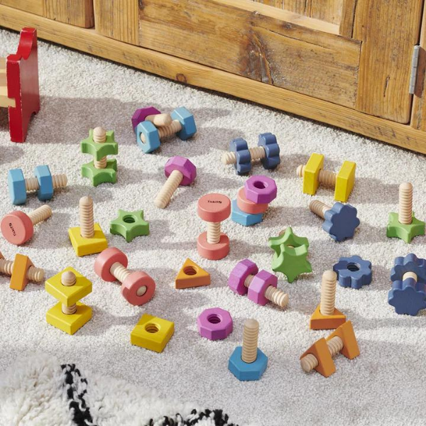 Una pila de juguetes de madera sentada en la parte superior de una alfombra blanca, un rompecabezas de Louise Nevelson, presentado en Pinterest, ensamblaje, renderizado basado en la física, trazado de rayos, ortogonal.