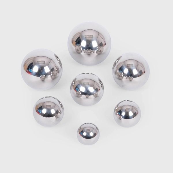 Una colección de cinco perillas metálicas brillantes sobre un fondo blanco, una foto de archivo por Weiwei, tendencia en Pinterest, precisionismo, trazado de rayos, trazado de Vray, hecho de metal líquido.
