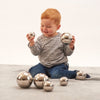 Cargar imagen en el visor de la galería, Un niño pequeño sentado en el suelo jugando con bolas de plata, una foto de stock de Sara Saftleven, destacada en Pinterest, arte cinético, trazado de rayos, hecho de metal líquido, trazado de Vray.