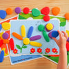 Una mano de niño está jugando con imanes de colores, un rompecabezas de Corneille, shutterstock, plasticien, hecho de goma, patrón repetitivo, stockphoto.