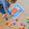 Una niña pequeña jugando con un libro en el piso, un rompecabezas de Sophie Taeuber-Arp, presentado en dribble, arte interactivo, patrón repetitivo, foto de stock, foto de stock.