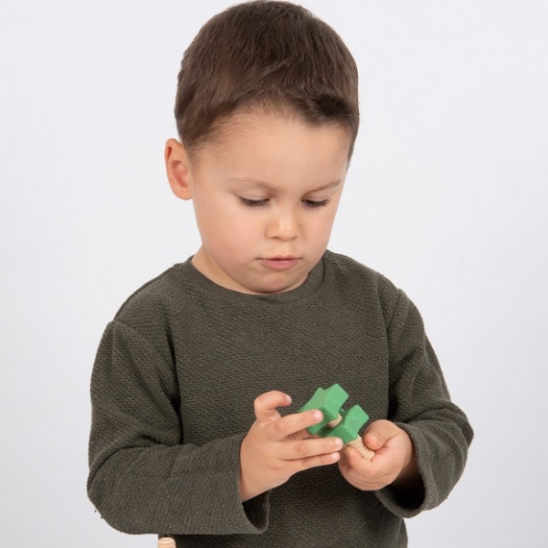Un joven niño está jugando con un juguete, una foto de stock por Ernő Rubik, ganador del concurso de Shutterstock, cubismo, foto de stock, angular, foto de stock.