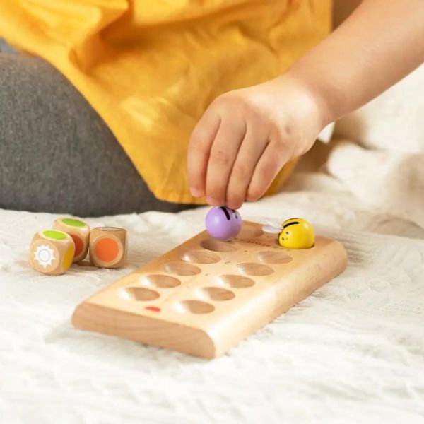 Una niña jugando con juguetes de madera en una cama, una foto de stock de Lydia Field Emmet, destacada en dribble, los automatistas, patrón repetitivo, pixel perfecto, foto de stock.