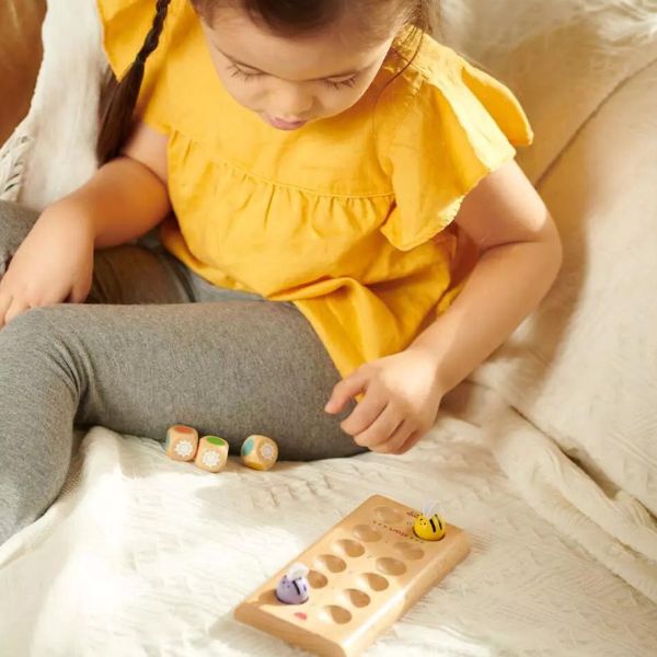 Una pequeña niña sentada en una cama jugando con bloques, una foto de stock de Keos Masons, destacada en dribble, incoherentes, patrón repetitivo, d&d, ortogonal.