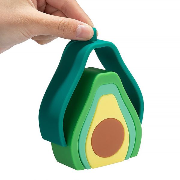 Una mano sosteniendo un juguete verde y amarillo, una renderización 3D de Evelyn Abelson, ganadora del concurso de Pinterest, Superflat, Adafruit, hecho de plástico, baja poligonal.