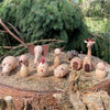 Una grupo de animales de madera sentados encima de un tocón de árbol, una ilustración de un cuento de Claire Dalby, presentada en Pinterest, arte ecológico, hecho de cartón, ilustración de un cuento, Wimmelbilder.