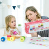 Una mujer y una niña jugando con juguetes, una foto de stock de Anne Rigney, ganadora del concurso de Instagram 