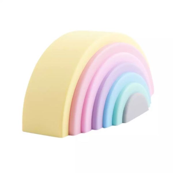 Un conjunto de cinco posavasos de colores pastel, un pastel de Rachel Whiteread, poli-contar, postminimalismo, hecho de goma, iridiscente, luz de borde.
