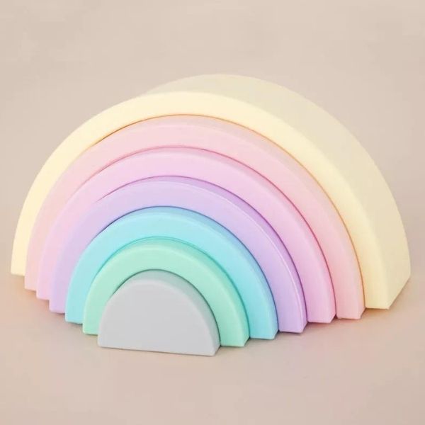 Una pila de posavasos de arcoiris sentados uno encima de otro, un pastel de Okuda Gensō, en tendencia en Pinterest, postminimalismo, hecho de goma, hecho de plástico, estético.