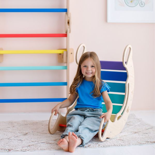 Una niña pequeña sentada en una silla de colores, una foto de stock de Ottilie Maclaren Wallace, tendencia en Pinterest, Lyco Art, caprichoso, fondo blanco, paleta de colores ricos.