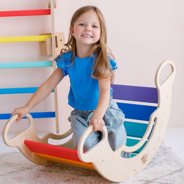 Una pequeña niña sentada en un trineo de madera, una foto de stock de Ottilie Maclaren Wallace, ganadora del concurso de Pinterest, de Stijl, foto de stock, fondo blanco, caprichoso.