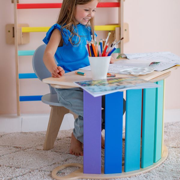 Una niña pequeña sentada en una mesa con una taza de pintura, un dibujo de un niño de Ottilie Maclaren Wallace, tendencia en Pinterest, Lyco Art, Behance HD, dibujo de un niño, colores vibrantes.