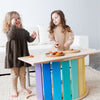 Dos pequeñas niñas de pie delante de una mesa, un pastel por Harriet Zeitlin, destacado en dribble, arte cinético, composición dinámica, luz de borde, ortogonal.