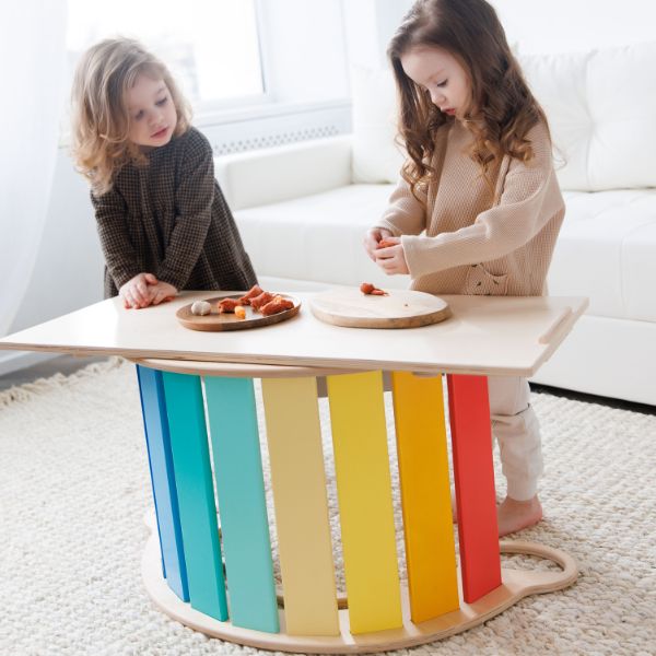 Dos niñas pequeñas jugando con una mesa colorida, una escultura abstracta de Harriet Zeitlin, destacada en dribble, arte cinético, luz de borde, behance hd, colores vibrantes.
