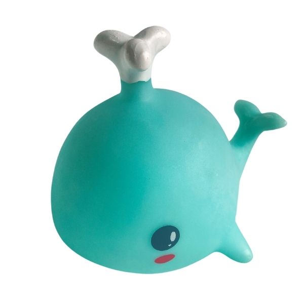 Un juguete de ballena azul con fondo blanco, un retrato de personaje por Jeff Koons, salpicar, pop surrealismo, seapunk, adafruit, hecho de goma.