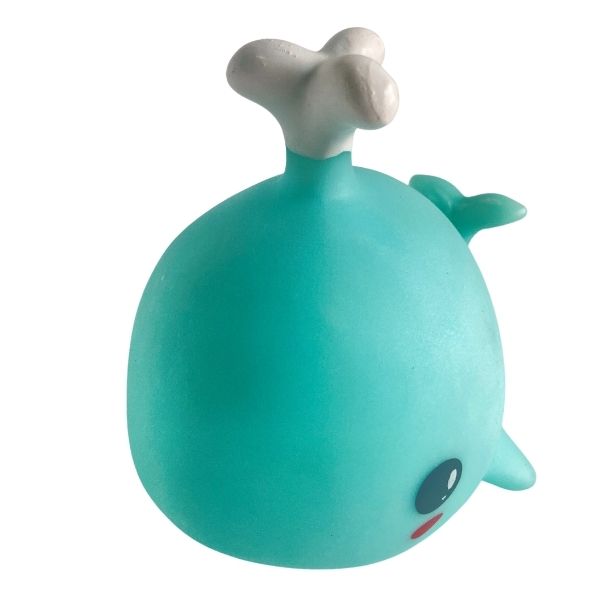 Un juguete de ballena azul con una nariz blanca, una escultura surrealista de Taro Okamoto, goteo, lowbrow, seapunk, lowbrow, adafruit.