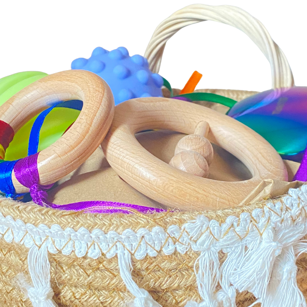 Una cesta llena de muchos juguetes encima de una mesa, una foto de stock de Irene y Laurette Patten, ganadora del concurso de la Sociedad CG, plástico, hecho de goma, furaffinity, foto de stock.