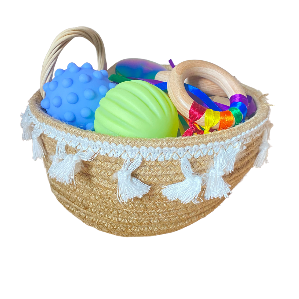 Una cesta llena de juguetes sobre un fondo blanco, una foto de stock por The Family Circus, destacada en Shutterstock, Plasticien, stockphoto, hecha de cuentas y hilos, foto de stock.