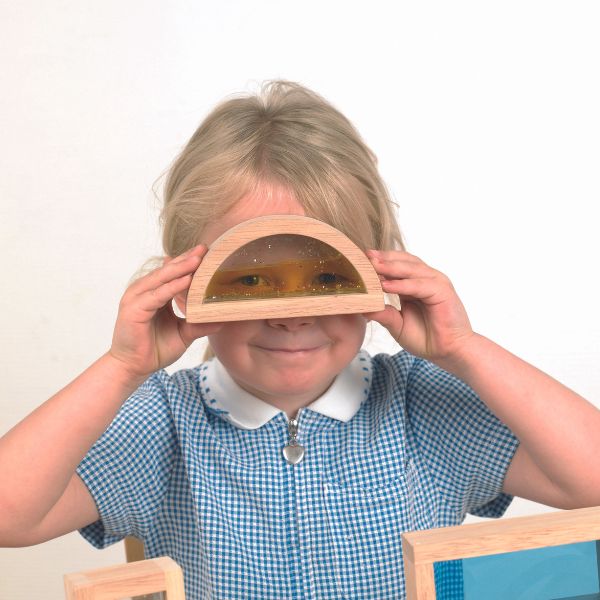 Un joven sosteniendo un objeto de madera sobre sus ojos, una escultura abstracta de Margaret Geddes, ganadora del concurso de Shutterstock, nueva objetividad, fotografía de estudio, hecha de cartón, retrato de estudio.