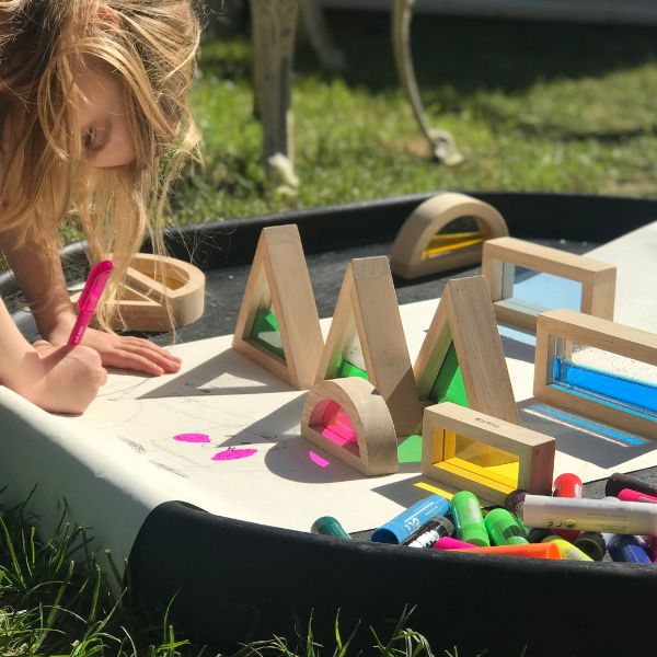 Una niña pequeña jugando con juguetes de madera en la hierba, una escultura abstracta por Dave Arredondo, ganador del concurso de Pinterest, movimiento de artes y oficios, Adafruit, dibujo de un niño, hecho de cartón.