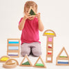 Cargar imagen en el visor de la galería, Una niña pequeña sentada en el suelo jugando con juguetes de madera, una escultura abstracta de Keos Masons, presentada en dribble, constructivismo modular, hecha de cartón, ortogonal, geométrica.