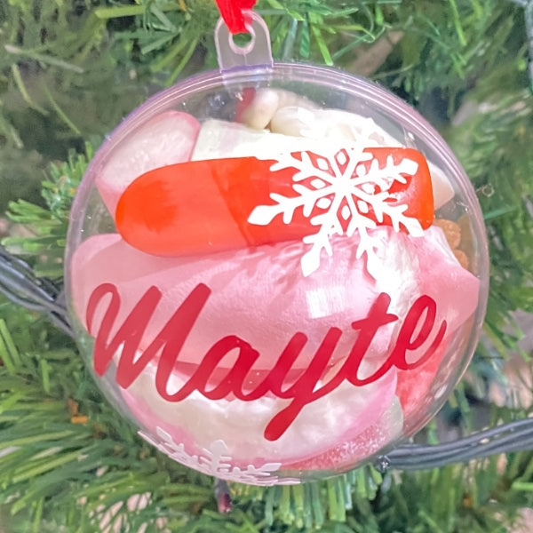 Una ornamento de Navidad colgando de un árbol de Navidad, una foto de stock de May de Montravel Edwardes, ganador del concurso de Pinterest, Lyco Art, ganador del concurso, hecho de goma, hecho de plástico.