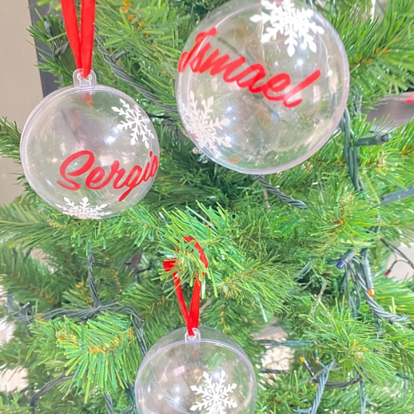 Una imagen cercana de un árbol de Navidad con adornos, una foto de stock de Edi Rama, ganador del concurso de Pinterest, arte temporal, renderizado basado en la física, trazado de rayos, foto tomada con Ektachrome.