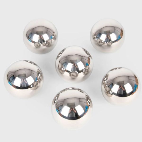 Un conjunto de cuatro perillas de cromo sobre un fondo blanco, una fotografía de stock de Weiwei, tendencia en Pinterest, incoherentes, trazado de rayos, trazado de Vray, hecho de metal líquido.