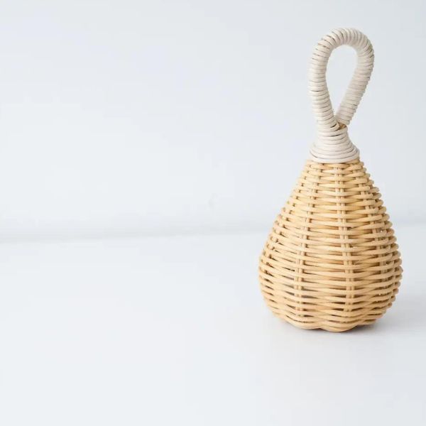 Una pequeña cesta de mimbre con un mango blanco, una renderización 3D de Carol Bove, destacada en Pexels, minimalismo, minimalista, hecha de cuentas y hilo, arte en Instagram.