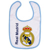 Un babero con un escudo de Real Madrid, un pastel de Carles Delclaux, regatear, plástico, realismo, hiperrealista, elite.