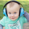 Una bebé con auriculares y sonriendo a la cámara, una foto de archivo de Kristin Nelson, tendencia en Pinterest, dada, foto de stock, ganador del concurso, foto de stock.