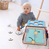 Un bebé sentado en el piso junto a un juguete, un rompecabezas de Géza Mészöly, ganador del concurso de Pinterest, construccionismo modular, hecho de cartón, plano, angular.