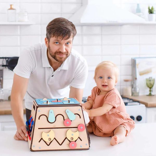 Un hombre y un bebé sentados frente a un pastel, una foto de stock de Ulrika Pasch, destacada en dribble, dada, foto de stock, pixel perfecto, adafruit.