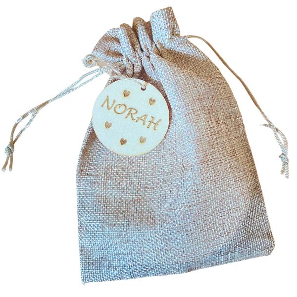 Una bolsa con una etiqueta que dice Noah en ella, un bordado de punto de cruz por Nora Cundell, ganador del concurso de Pinterest, prensa privada, pixel perfecto, transfer de tinta, estarcido.