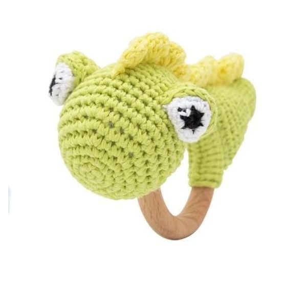 Una anilla de animal tejida a crochet con mango de madera, una imagen de Chica Macnab, tendencia en Pinterest, rococó, hecha de cuentas y lana, con estilo, hipnótico.