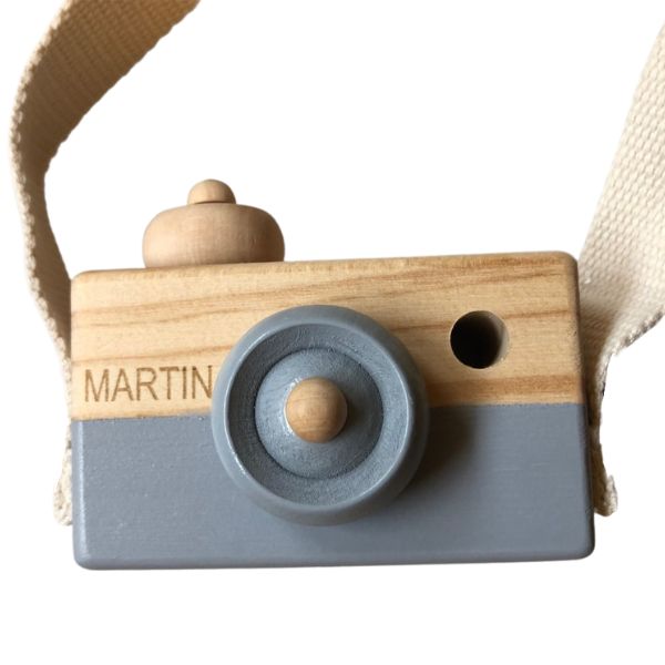 Una cámara de madera con una correa alrededor, una fotografía macro por Marten Post, ganador del concurso de Pinterest, nueva objetividad, foto mate, cámara DSLR, Instax.