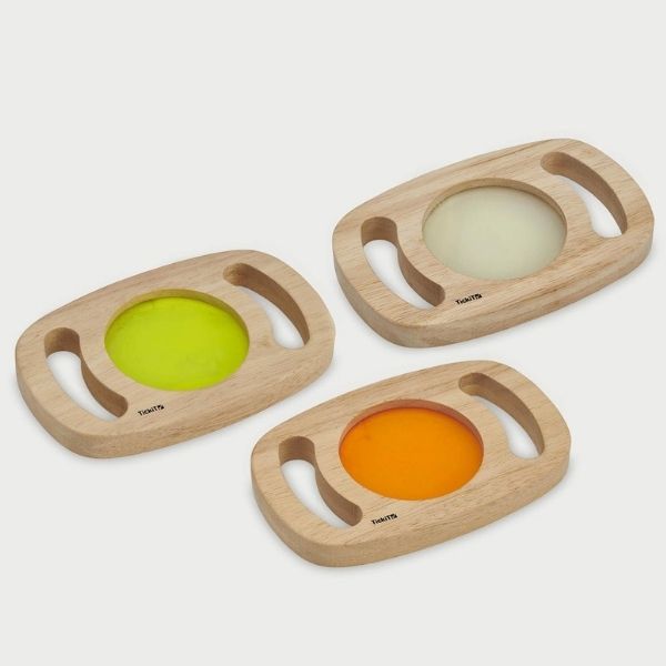 Tres bandejas de madera con tapas de colores diferentes, un pastel de Carpoforo Tencalla, presentado en dribble, color field, velvia, colores complementarios, behance hd.