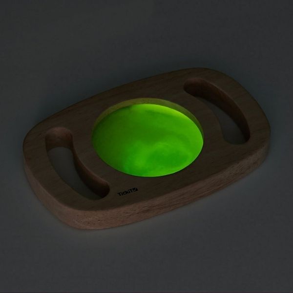 Un objeto de madera con una luz verde encendida, un holograma de Mym Tuma, ganador del concurso de Behance, arte ambiental, bioluminiscencia, luminiscencia, luz intermitente.